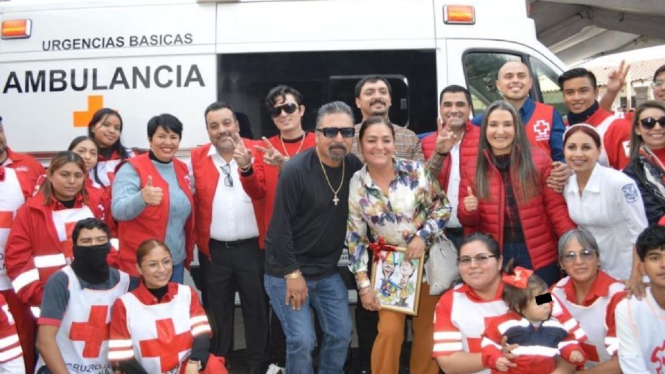 Los Dos Carnales entregan las donaciones a la Cruz Roja y DIF