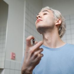 ¿Cómo aplicar perfume para hombre correctamente? Guía de uso y consejos