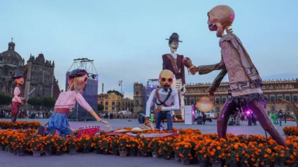 La Mega Ofrenda del Zócalo tiene una impresionante altura de 17 metros y abarca más de 200 metros cuadrados.