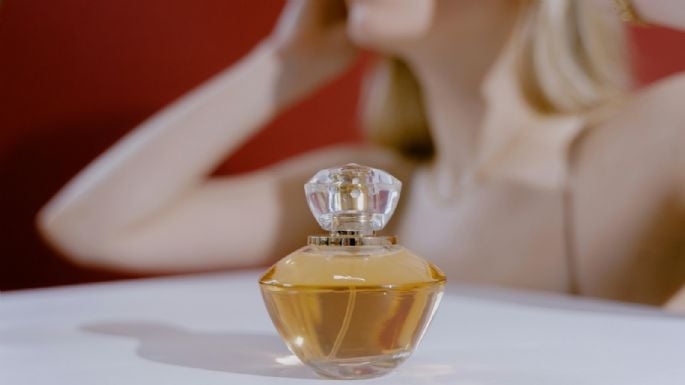 Estos son los 2 perfumes que se ponen las mujeres, pero enloquecen a los hombres, según expertos