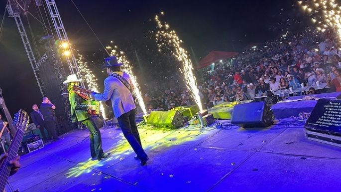 Rotundo éxito de Los Dos Carnales en Las Fiestas de Noviembre en Zicatela