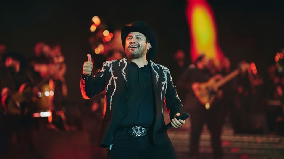 Julión Álvarez en concierto en Mazatlán 2024.
