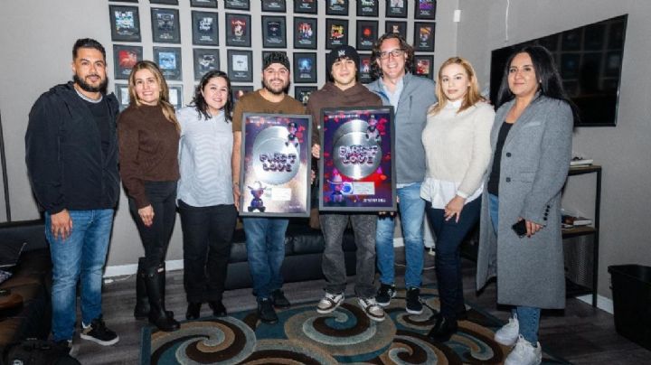 Oscar Ortiz recibe Doble Disco Platino en USA y Disco de Oro por su tema “First Love”