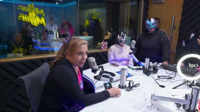 En cabina con las luchadoras Amapola, Andrómeda y Skady