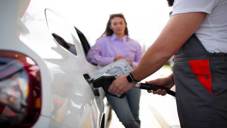 Clientes afectados reportan daños en sus vehículos tras cargar combustible contaminado en Oxxogas.