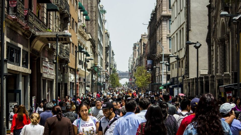 multitud de gente caminando por una calle de la Ciudad de México. Fuente: Foto: Pixabay.