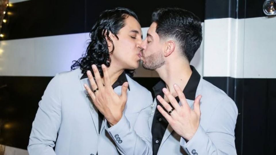 Grupo Firme celebró el matrimonio de sus integrantes.