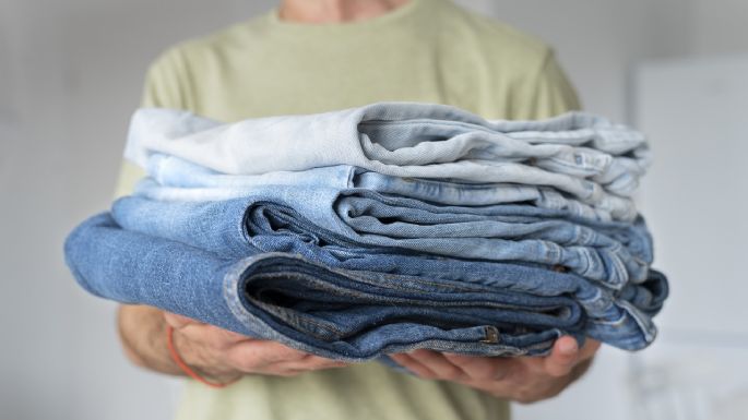 ¿Cada cuánto tiempo hay que lavar los pantalones de mezclilla, según expertos?