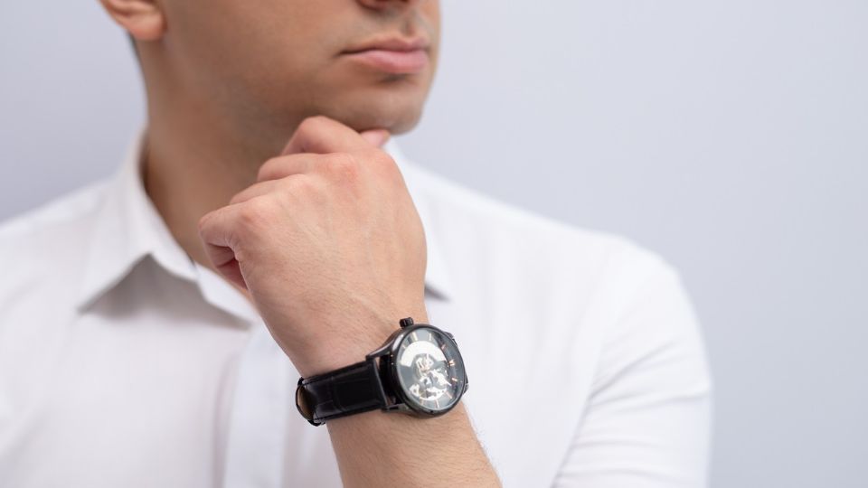 Regalos con estilo: Encuentra el reloj perfecto para hombres jóvenes y sofisticados.