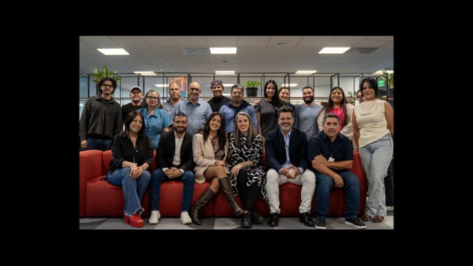 Ángela Leiva firma contrato con FONO