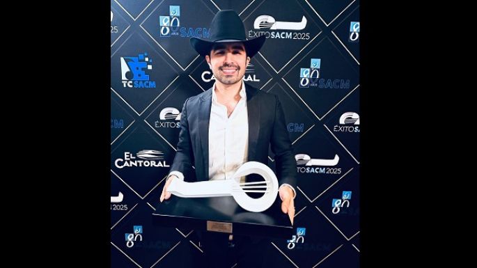 Joss Favela es reconocido por la SACM