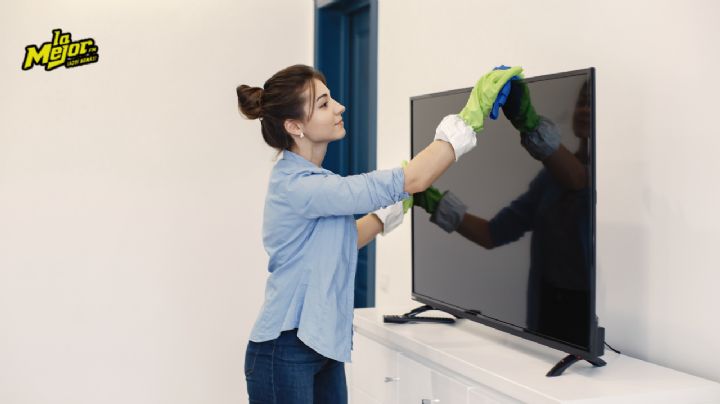 ¿Cómo debes limpiar tu pantalla de televisión sin rayarla? El truco infalible