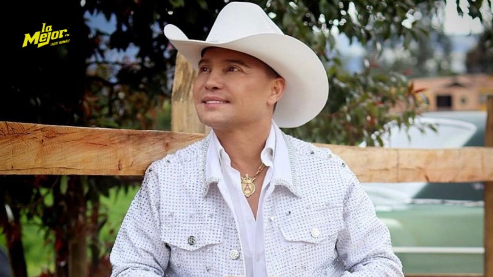 Un reconocido cantante conmueve al público al dedicar una canción llena de fe y dolor hacía su hijo secuestrado.