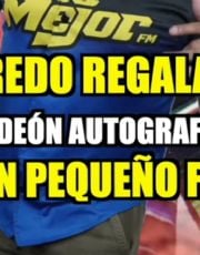 Foto descriptiva de: Alfredo Olivas regala su acordeón autografiado a un pequeño fan y conmueve a todos
