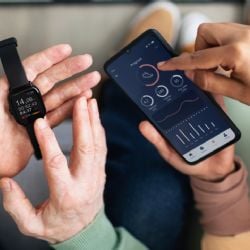 ¿Es mejor un smartwatch o un anillo inteligente para monitorear tu salud?
