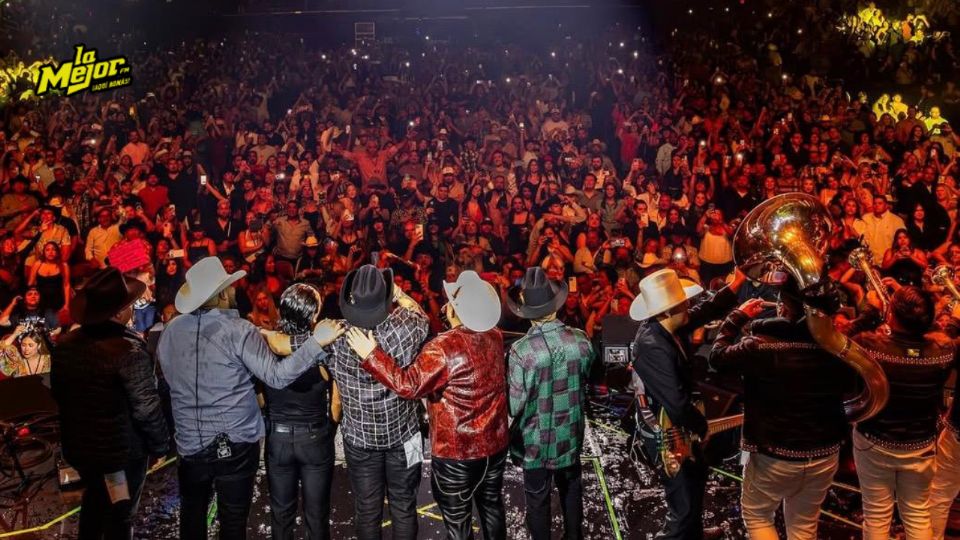 Videos del concierto de Grupo Firme desataron polémica al exhibir una presunta infidelidad.