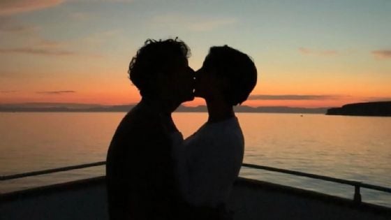 Así se ve la lujosa casa de Ángela Aguilar y Christian Nodal en Texas esta Navidad (VIDEO)