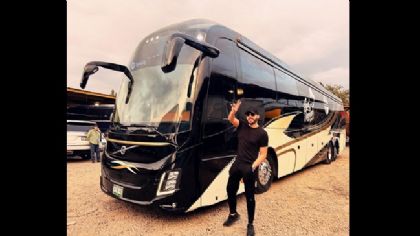 Saúl “El Jaguar” estrena nuevo autobús