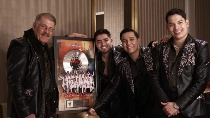 La Arrolladora Banda El Limón recibe disco de platino en E.U