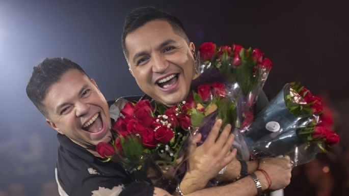 Jorge Medina y Josi Cuen le cantan a fans que se quedaron fuera del concierto