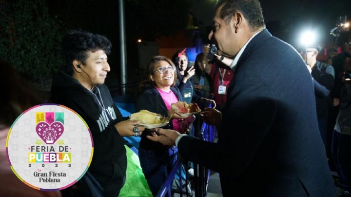 Gobernador de Puebla recorre el Centro Expositor y regala tamales a la gente que ya están acampando para ver a Maroon 5