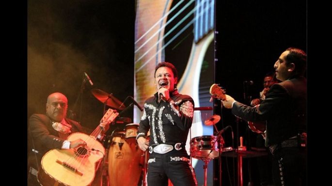 Pedro Fernández festejó a las mamás en dos presentaciones