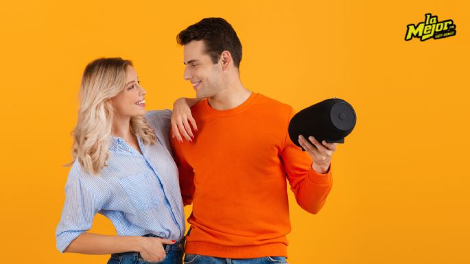 Esta bocina JBL es impermeable, resistente al agua y tiene hasta 15 horas de batería