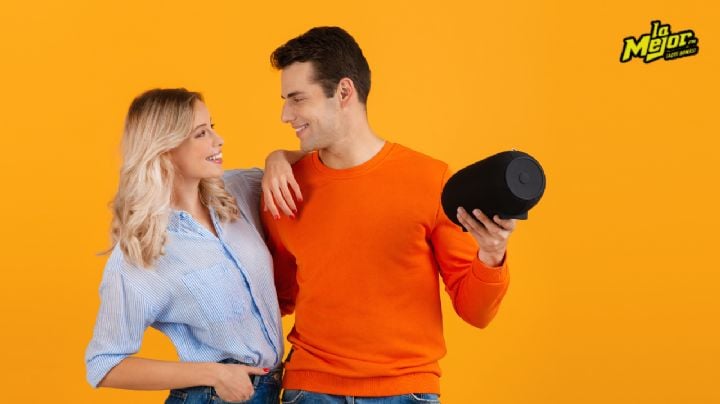 Esta bocina JBL es impermeable, resistente al agua y tiene hasta 15 horas de batería