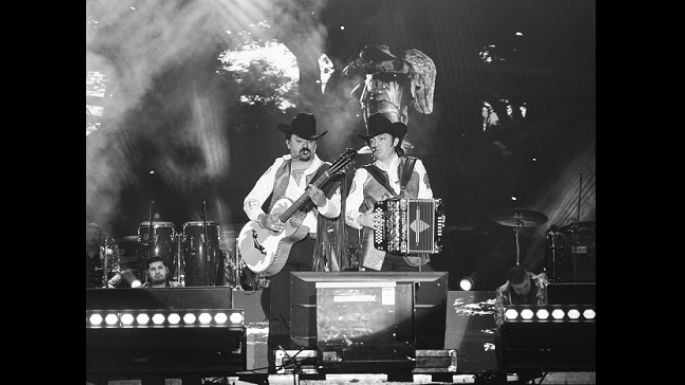 Los Dos Carnales conquistan al público a su paso