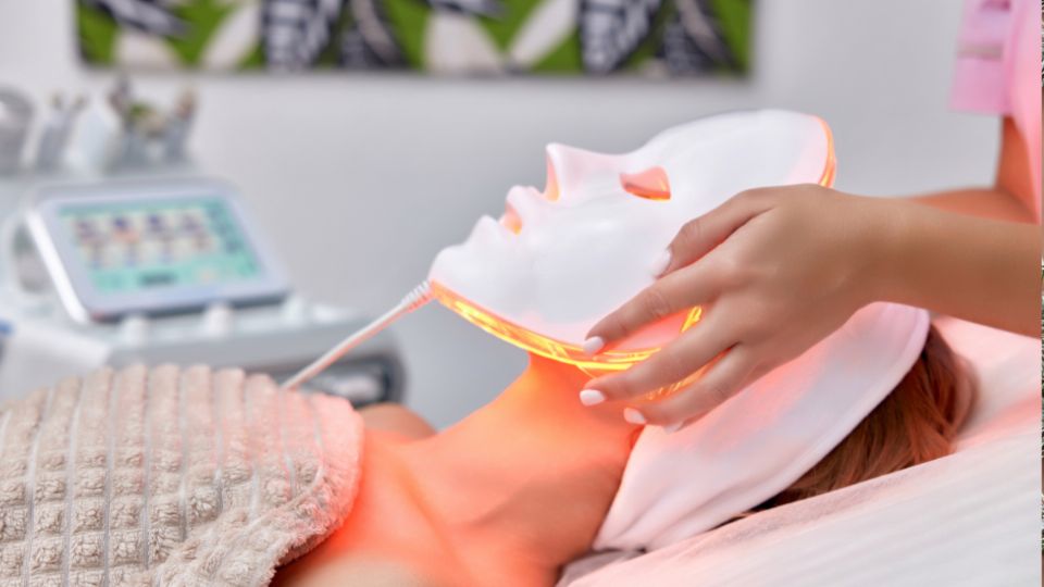 ¿Qué son las máscaras LED para cuidar tu piel, cuáles son sus beneficios y cómo usarlas en casa?
