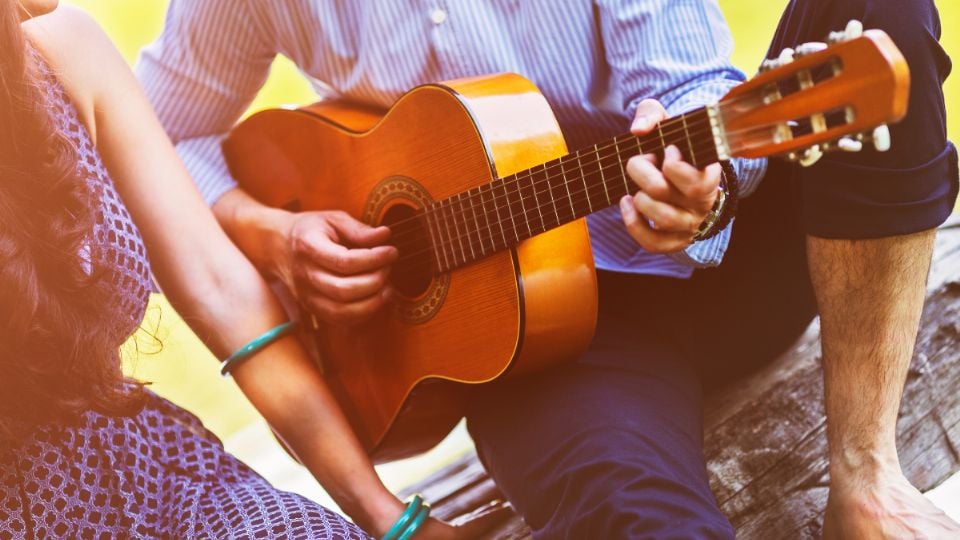 Christian Nodal dedica serenata a Ángela Aguilar, ¿qué dice la canción 'Disculpe Usted'?