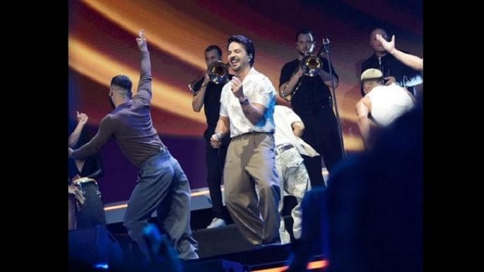 Luis Fonsi hace vibrar el escenario de los Premios Dial 2026