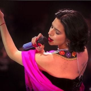 Ángela Aguilar se lava las manos