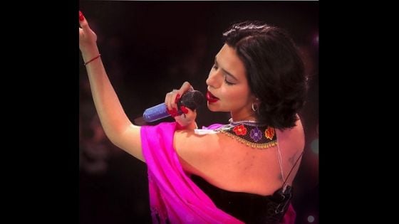 Ángela Aguilar se lava las manos